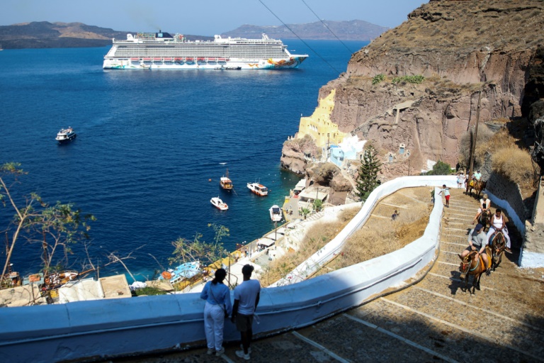 Un bateau de croisière près de la ville de Fira, sur l'île grecque de Santorin, le 20 juillet 2024