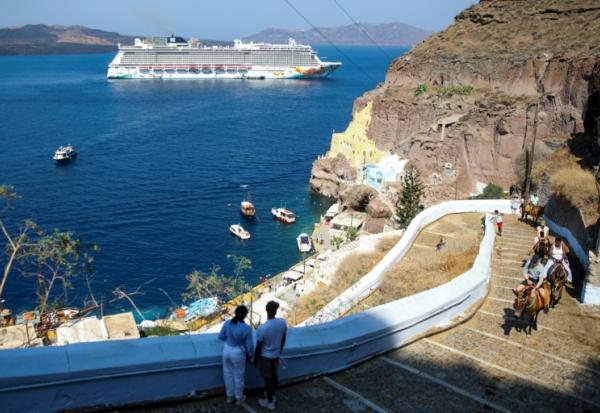 Un bateau de croisière près de la ville de Fira, sur l'île grecque de Santorin, le 20 juillet 2024