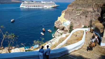 Un bateau de croisière près de la ville de Fira, sur l'île grecque de Santorin, le 20 juillet 2024