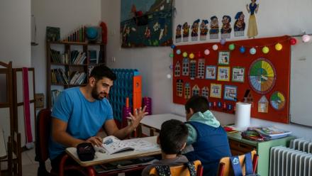 Konstantinos Fantelas, professeur, et ses deux seuls élèves, à Thymaina, en Grèce, le 23 septembre 2026