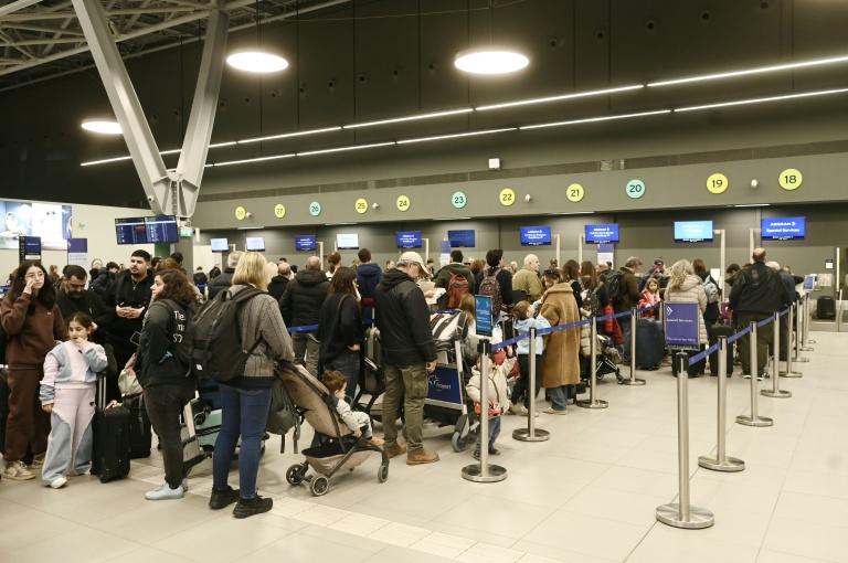 Des voyageurs attendent à l'aéroport 