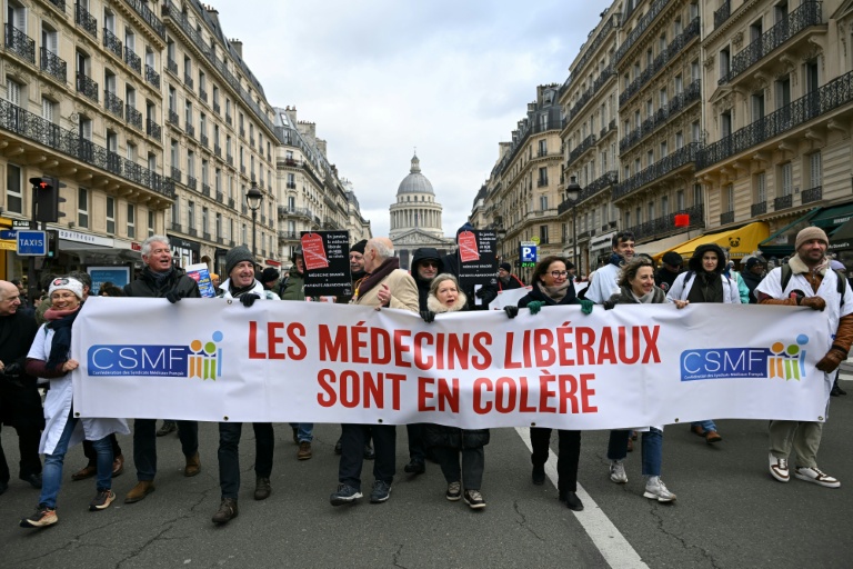 Des médecins libéraux manifestent à Paris, le 10 janvier 2026