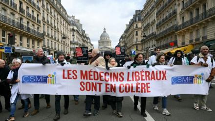 Des médecins libéraux manifestent à Paris, le 10 janvier 2026