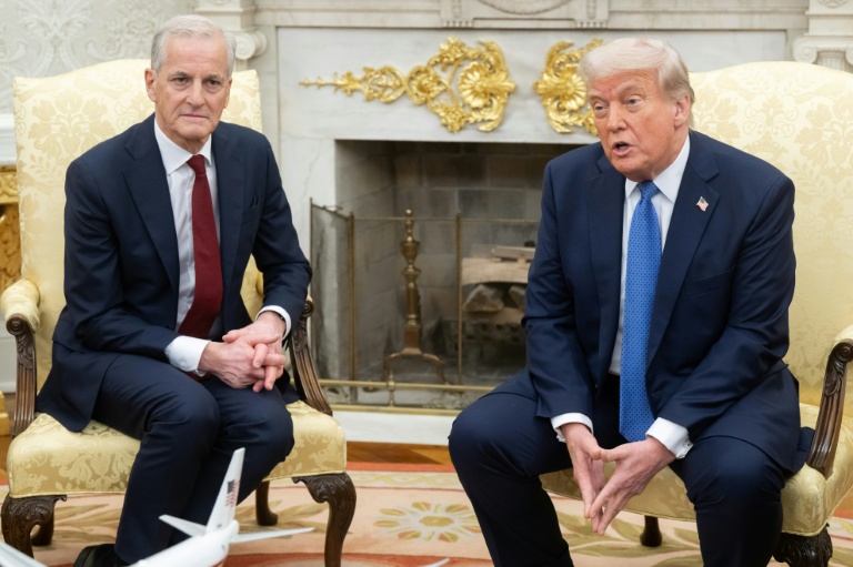 Le président américain Donald Trump et le Premier ministre norvégien Jonas Gahr Store (g) dans le bureau ovale de la Maison Blanche, le 24 avril 2025 à Washington