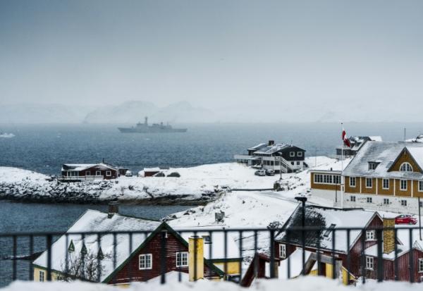 Un navire d'inspection de la marine danoise navigue au large de Nuuk, au Groenland, le 18 janvier 2026