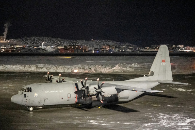 Un avion de la Royal Danish Air Force (RDAF), transportant du personnel militaire danois,  stationné sur le tarmak de l'aéroport international de Nuuk, le 15 janvier 2026 à Nuuk, au Groenland