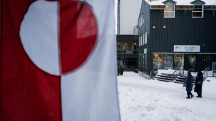 Un drapeau du Groenland dans une rue à Nuuk, le 14 janvier 2026