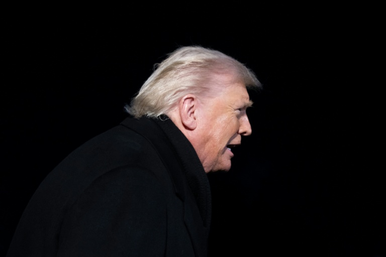 Donald Trump peu avant d'embarquer pour Davos mardi soir à Washington, le 20 janvier 2026.