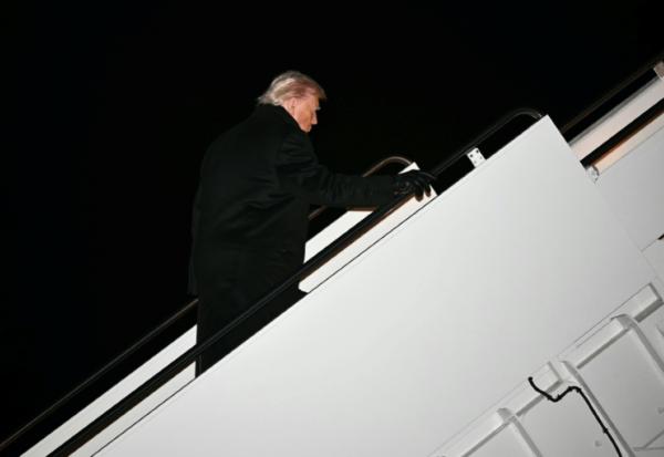 Le président américain Donald Trump embarque à bord d'Air Force One à destination de Davos, en Suisse, le 20 janvier 2026 à la base Andrews, dans le Maryland