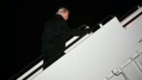 Le président américain Donald Trump embarque à bord d'Air Force One à destination de Davos, en Suisse, le 20 janvier 2026 à la base Andrews, dans le Maryland