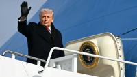 Le président américain Donald Trump fait un signe de main en en montant à bord de l'avion présidentiel le 16 janvier 2026, à la base d'Andrews, dans le Maryland, à l'est des Etats-Unis