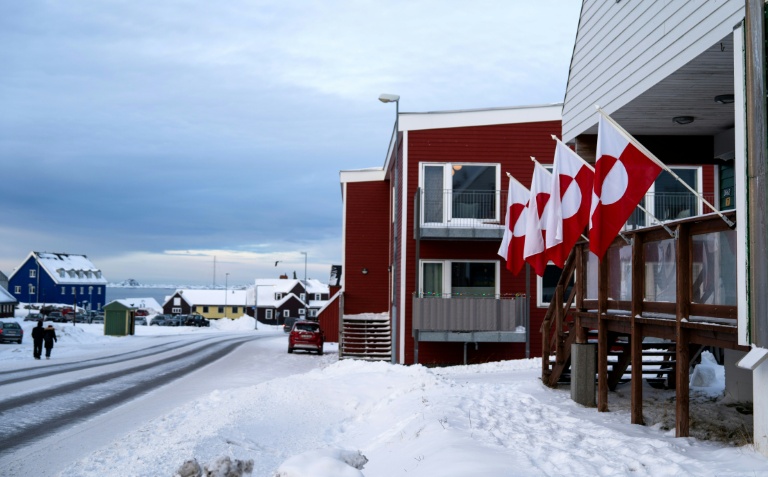 Des drapeaux groenlandais dans les rues de la capitale Nuuk, le 14 janvier 2026