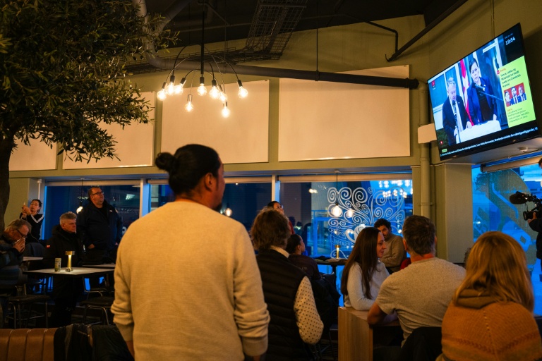 Des habitants de Nuuk regardent la conférence de presse du ministre danois des Affaires étrangères Lars Løkke Rasmussen et son homologue groenlandaise Vivian Motzfeldt, le 14 janvier 2026