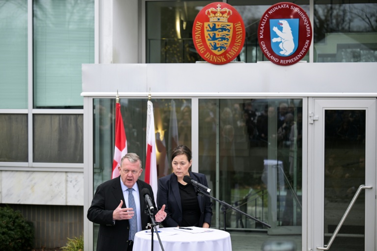 Le ministre danois des Affaires étrangères Lars Løkke Rasmussen et son homologue groenlandaise Vivian Motzfeldt lors d'une conférence de presse à Washington le 14 janvier 2026