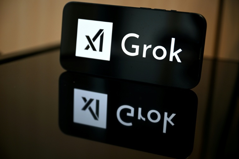 Le logo de Grok, l'outil d'intelligence artificielle du réseau social X, à Bruxelles le 12 janvier 2026 
