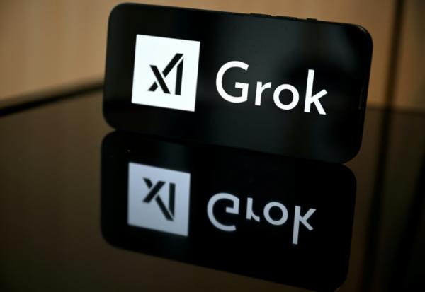 Le logo de Grok, l'outil d'intelligence artificielle du réseau social X, à Bruxelles le 12 janvier 2026 