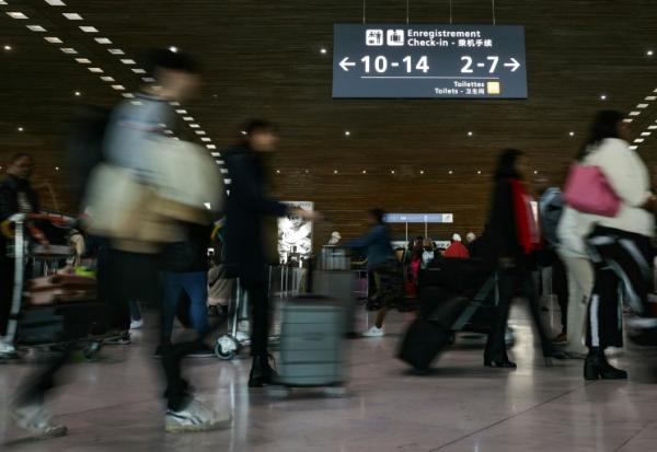 "À ce stade, au regard des programmes qui sont ouverts pour cet été, nous ne voyons pas d'impact majeur sur les réservations des billets et le volume du trafic", prédit le patron du Groupe ADP