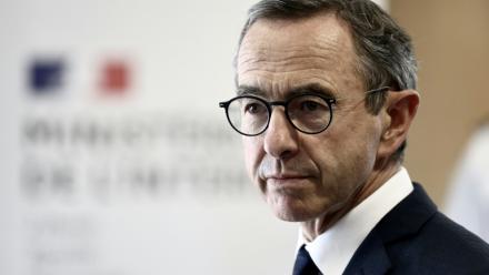 Le ministre français de l'Intérieur Bruno Retailleau lors d'une conférence de presse au commissariat du 20e arrondissement de Paris, le 24 juillet 2025