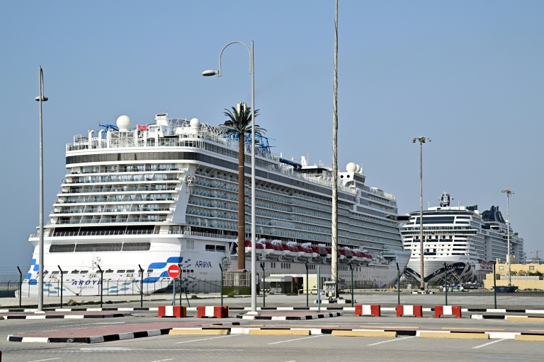 Des navires de croisière à quai dans le port de Dubaï, le 4 mars 2026 en raison du conflit au Moyen-Orient qui a immobilisé six navires de croisière transportant environ 15.000 passagers et plus de 6.000 membres d’équipage à bord, à Dubaï et au Qatar