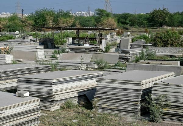 Des carreaux de céramique empilés dans un champ à Morbi, le 26 mars 2026 en Inde, dans un contexte de pénurie de gaz propane et de crise énergétique mondiale due à la guerre au Moyen-Orient