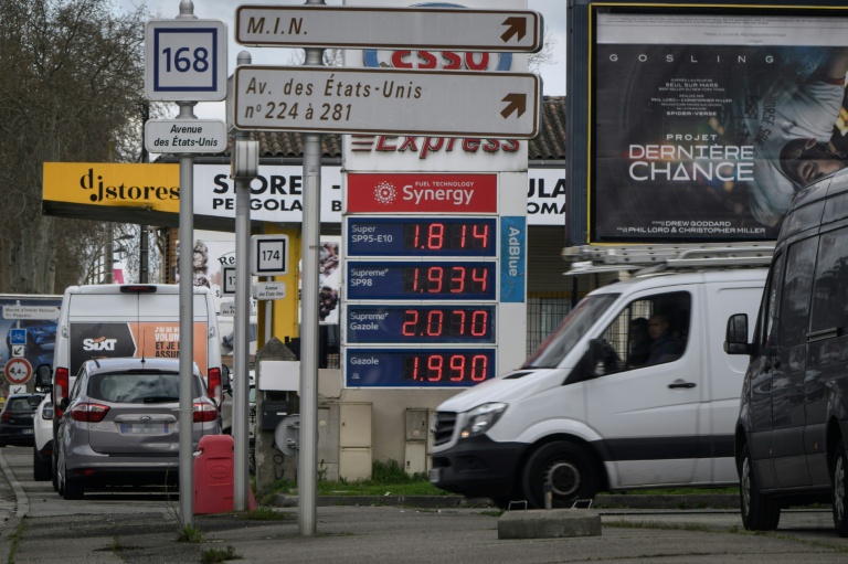 Les prix des carburants affichés dans une station-service à Toulouse, le 9 mars 2026