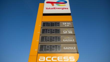 Un panneau affiche les prix de l'E10, du SP98, du diesel Suprême et du diesel dans une station-service TotalEnergies à Saint-Léonard, dans le Pas-de-Calais,  le 9 mars 2026