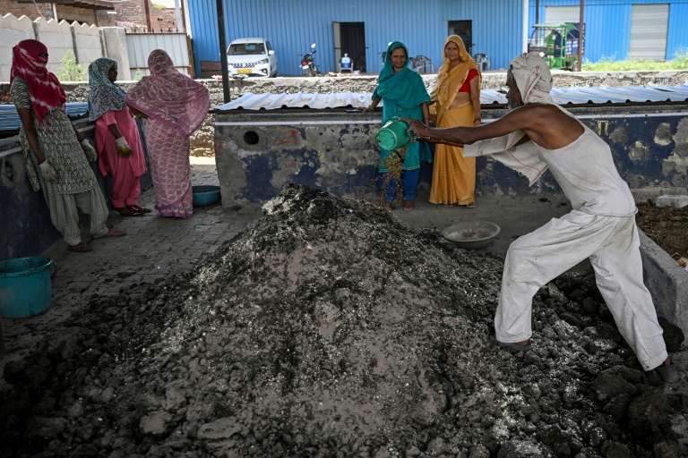 Un ouvrier travaille à la fabrication d'un engrais naturel dans une usine de biofertilisants à Bharatpur, en Inde, le 9 juin 2026 