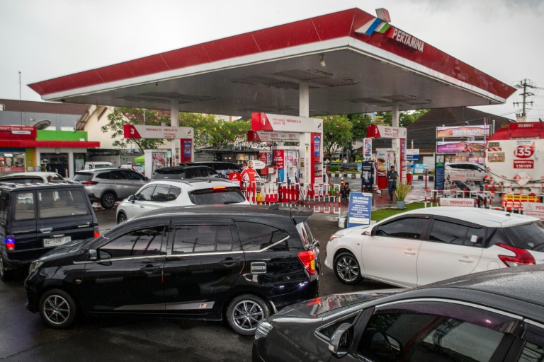 Des automobilistes font la queue pour prendre du carburant dans une station-service à Yogyakarta, le 28 mars 2026 en Indonésie