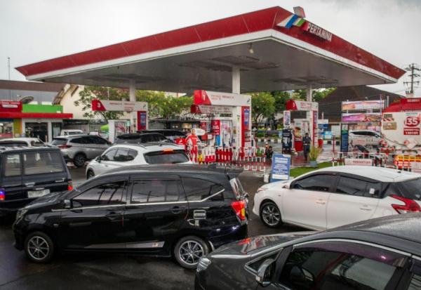 Des automobilistes font la queue pour prendre du carburant dans une station-service à Yogyakarta, le 28 mars 2026 en Indonésie