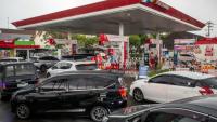 Des automobilistes font la queue pour prendre du carburant dans une station-service à Yogyakarta, le 28 mars 2026 en Indonésie