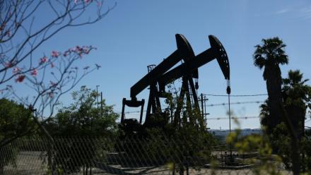 Des pompes à balancier sur le champ pétrolier d'Inglewood à Los Angeles, en Californie, le 17 mars 2026