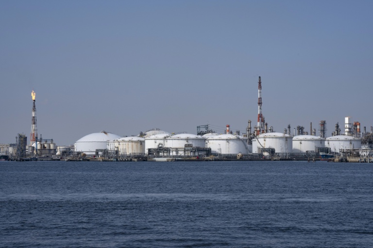 Des réservoirs de stockage dans une raffinerie de pétrole à Kawasaki, dans la préfecture de Kanagawa, le 17 mars 2026 au Japon