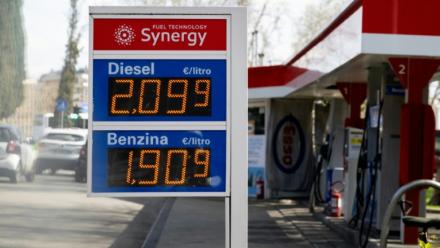 Les prix des carburants dans une station-service à Rome, le 19 mars 2026