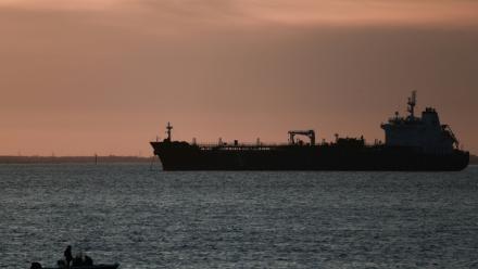 Un pétrolier ancré face au port de Marseille-Fos, dans le sud de la France, le 13 mars 2026