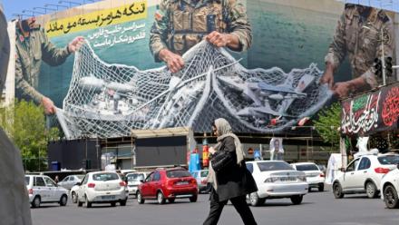 Une affiche géante "Le détroit d'Ormuz reste fermé" sur la place de la Révolution à Téhéran ,le 12 avril 2026 en Iran