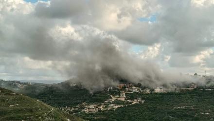 De la fumée s'élève du site d'une frappe aérienne israélienne qui a visé le village de Deir Qanoun al-Nahr, dans le sud du Liban, le 12 avril 2026