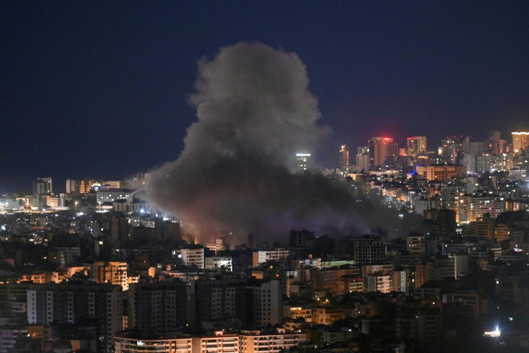 De la fumée s'élève du site d'une frappe aérienne israélienne qui a visé une zone du quartier sud de Beyrouth, bastion du mouvement islamiste Hezbollah, le 5 mars 2026