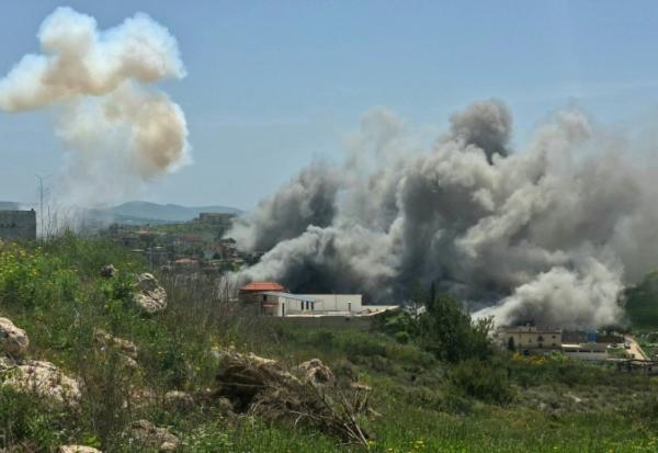De la fumée s'élève du site où une série de frappes israéliennes a visé la ville de Nabatieh, dans le sud du Liban, le 16 avril 2026