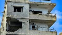 Des habitants dans un immeuble endommagé par une frappe israélienne octurne à Tyr, dans le sud du Liban, le 16 mai 2026