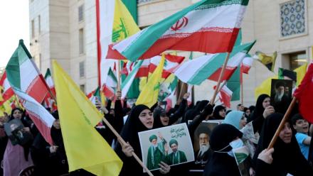 Des manifestants brandissent des drapeaux du Hezbollah, de l'Iran et du Liban, ainsi que des portraits du Guide suprême iranien, Mojtaba Khamenei, lors d'une cérémonie commémorative à Beyrouth, le 22 avril 2026, en l'honneur du Guide suprême iranien assassiné, l'ayatollah Ali Khamenei