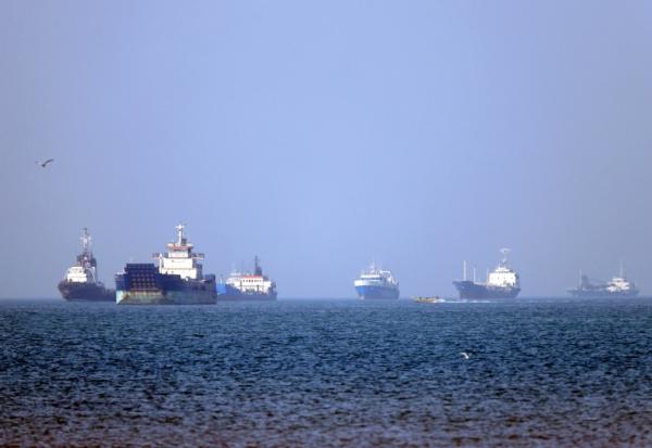 Des navires à l'ancre dans le détroit d'Ormuz, au large des côtes iraniennes. Photo transmise le 4 mai 2026 par l'agence iranienne ISNA