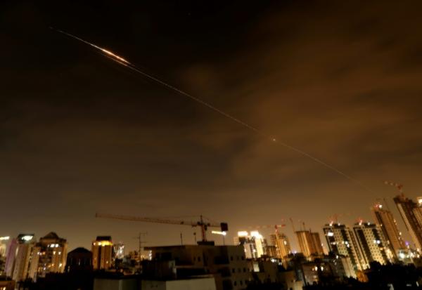 La défense aérienne en action au-dessus de la ville côtière de Netanya en Israël, après des tirs de missiles venus d'Iran, le 23 mars 2026
