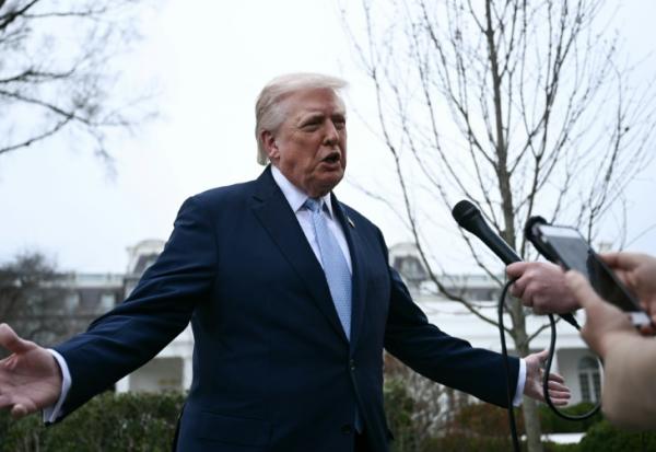 Le président américain Donald Trump, le 20 mars 2026 devant la presse à Washington, a annoncé avoir eu des discussions "productives" avec l'Iran sur "une cessation totale des hostilités"