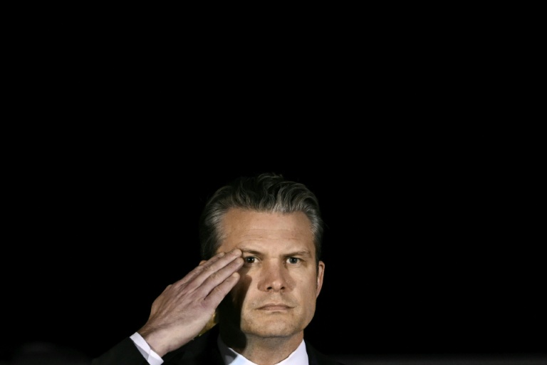 Le secrétaire américain à la Défense Pete Hegseth salue tandis que des membres d’une équipe de l’armée américaine transportent un cercueil de transfert recouvert d’un drapeau contenant la dépouille du sergent Benjamin N. Pennington, 26 ans, originaire de Glendale, lors d’une cérémonie solennelle de rapatriement à la Dover Air Force Base, à Dover, le 9 mars 2026