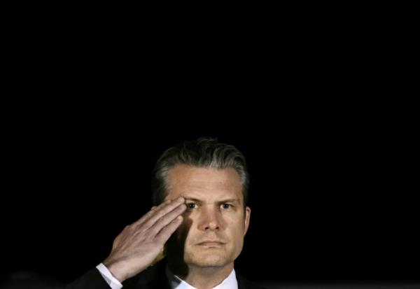 Le secrétaire américain à la Défense Pete Hegseth salue tandis que des membres d’une équipe de l’armée américaine transportent un cercueil de transfert recouvert d’un drapeau contenant la dépouille du sergent Benjamin N. Pennington, 26 ans, originaire de Glendale, lors d’une cérémonie solennelle de rapatriement à la Dover Air Force Base, à Dover, le 9 mars 2026