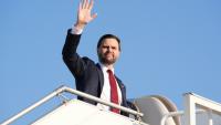 Le vice-président américain JD Vance salue alors qu'il embarque sur Air Force 2 le 12 avril 2026 après l'échec des pourparlers avec l'Iran à Islamabad