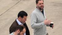Le vice-président américain JD Vance sur le tarmac de la base aérienne de Ramstein en Allemagne le 12 avril 2026, lors d'une escale de son avion après l'échec des pourparlers avec l'Iran à Islamabad