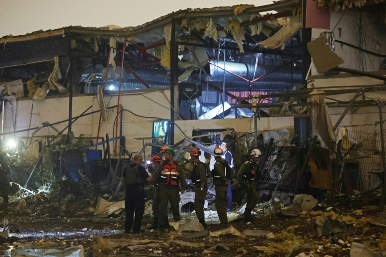 Les forces de sécurité israéliennes et les premiers secours sur le site d’une frappe iranienne qui a touché un quartier résidentiel de Petah Tikva, le 2 avril 2026, en Israël