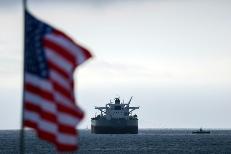 Un drapeau américain flotte au vent devant le pétrolier CHIOS, ancré au large de la raffinerie Chevron d’El Segundo, en Californie, le 4 mars 2026, aux Etats-Unis