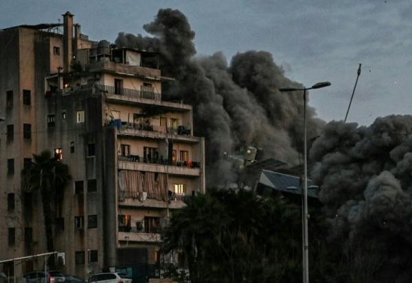 Un immeuble s'effondre après une frappe israélienne à Beyrouth le 18 mars 2026